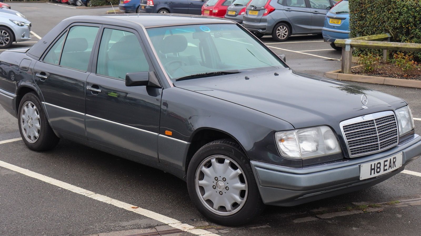 1995 Mercedes-Benz E220 Automatic 2.2 Front (1), front three-quarter view