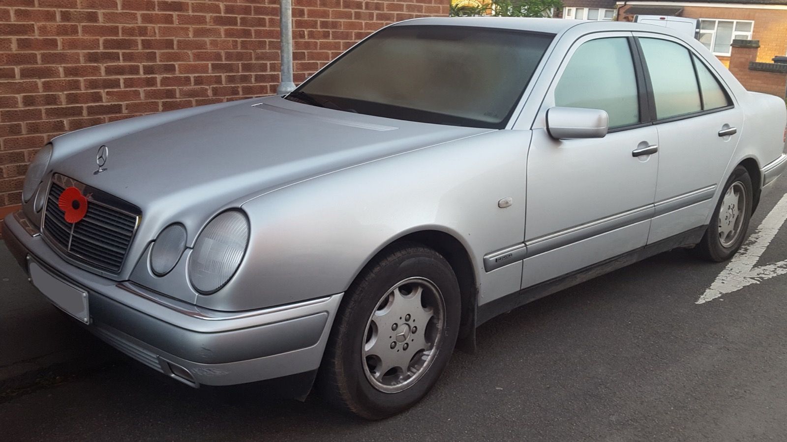 1997 Mercedes-Benz E 200 Elegance (W210) in silver, front three-quarter view