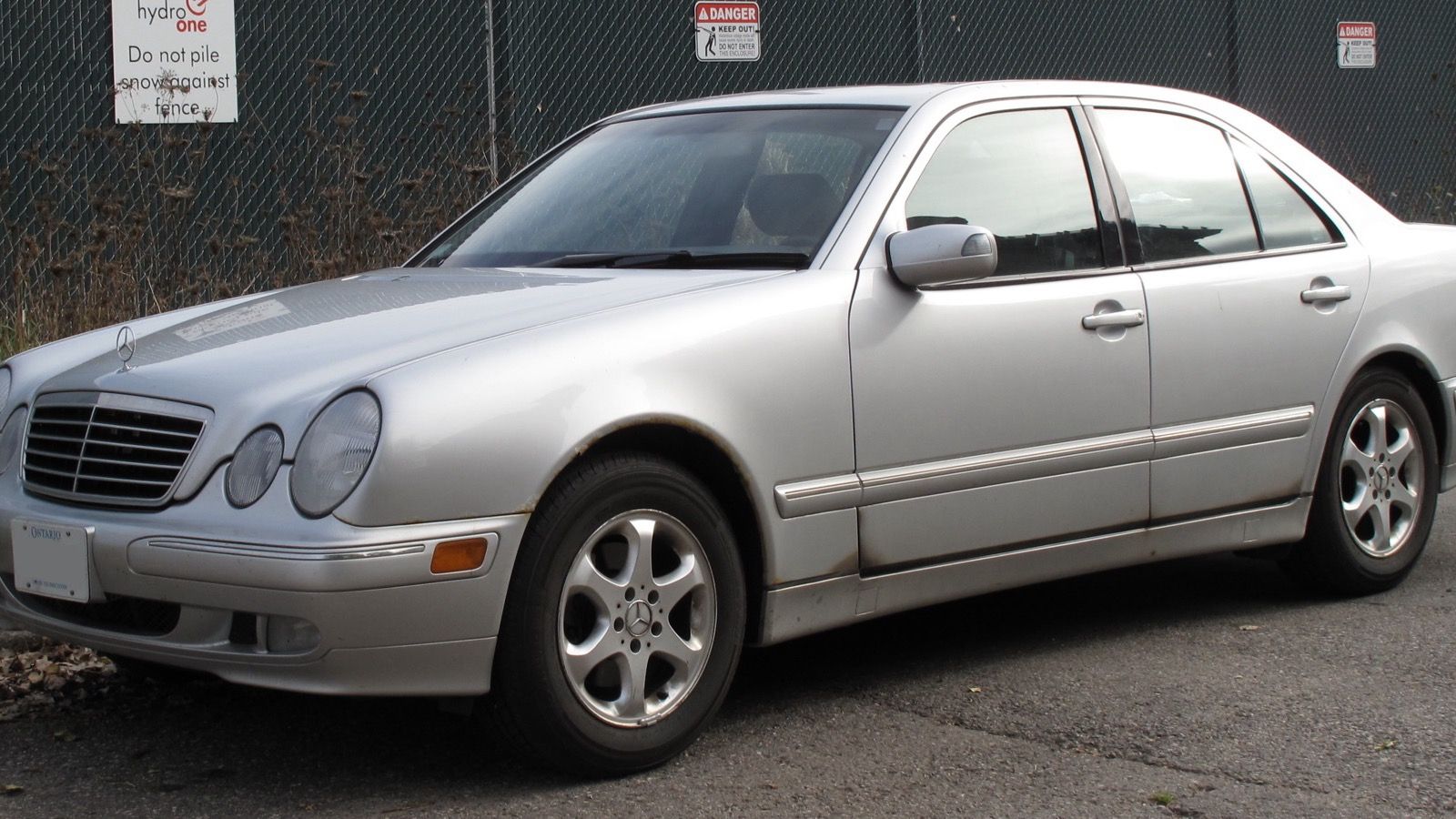 2002 Mercedes-Benz E320, Front Left, front three-quarter view