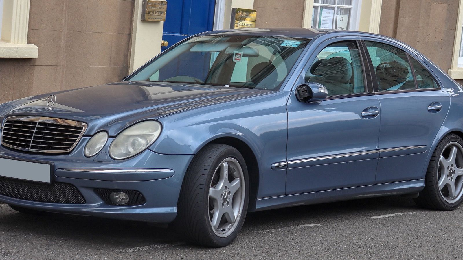 2004 Mercedes-Benz E320 CDi Avantgarde Automatic 3.2 (With AMG Aesthetic) Front, front three-quarter view
