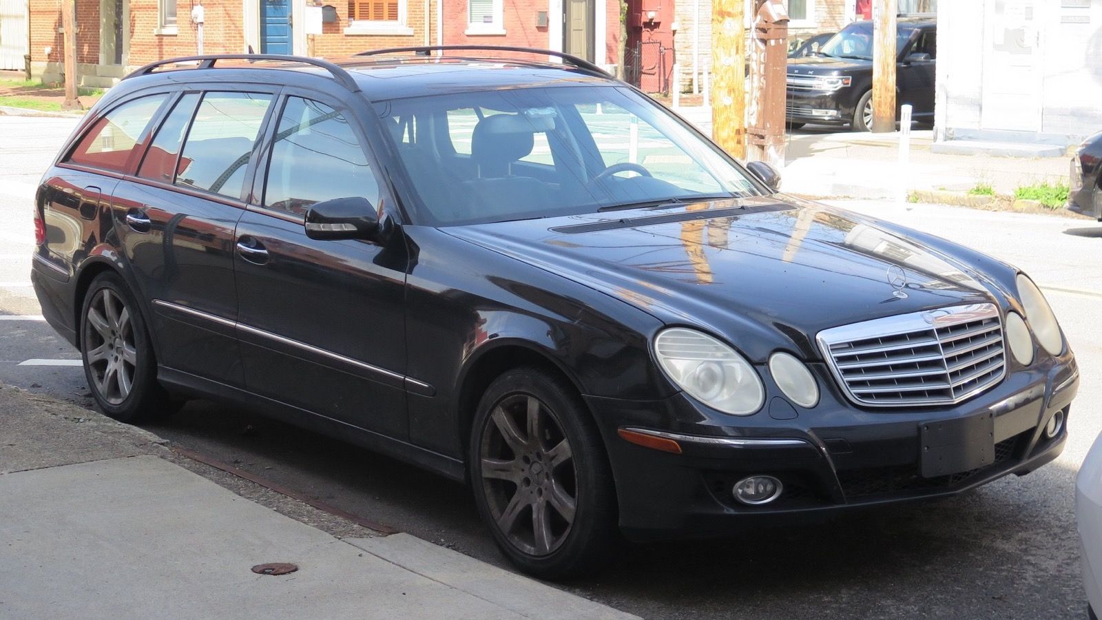 2007 Mercedes-Benz E350 4MATIC Wagon in Black, front right, front three-quarter view