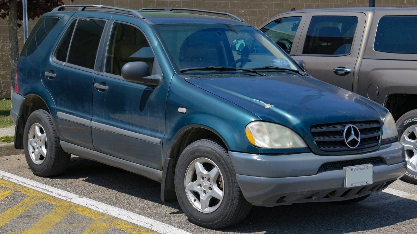 1998 Mercedes-Benz ML 320 in Brilliant Emerald Metallic, Front Right, front three-quarter view