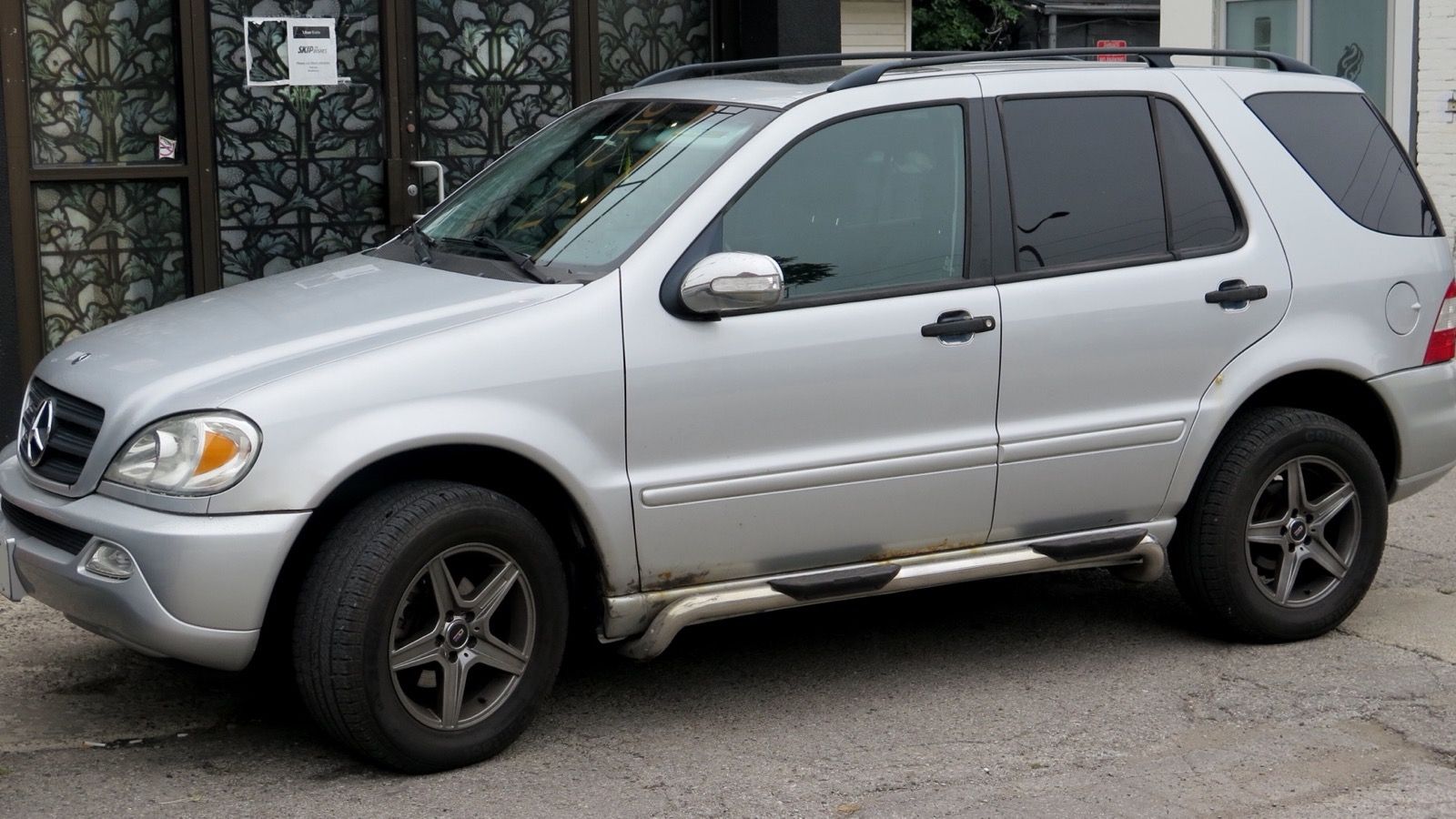 2004 Mercedes-Benz ML350 in Brilliant Silver Metallic, Front Left, front three-quarter view