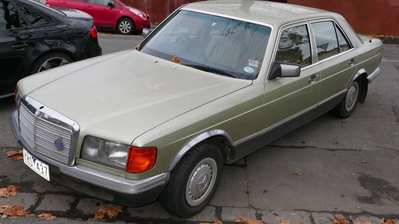 Mercedes-Benz S-Class W126, second generation — sedan, front three-quarter view