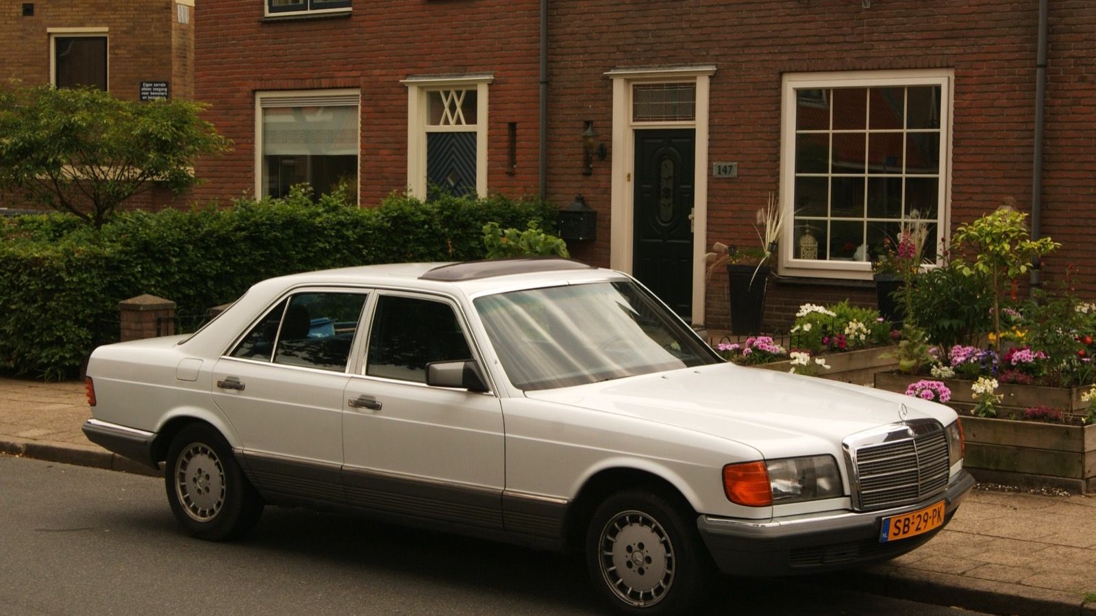 1984 Mercedes-Benz S-Class (W126) — sedan, front three-quarter view