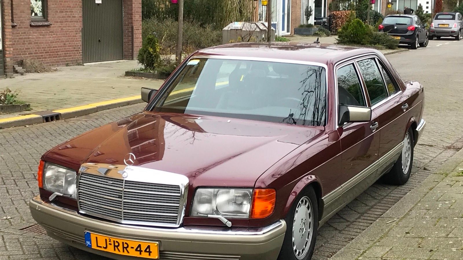 1986 Mercedes-Benz S-Class (W126) — sedan, front three-quarter view