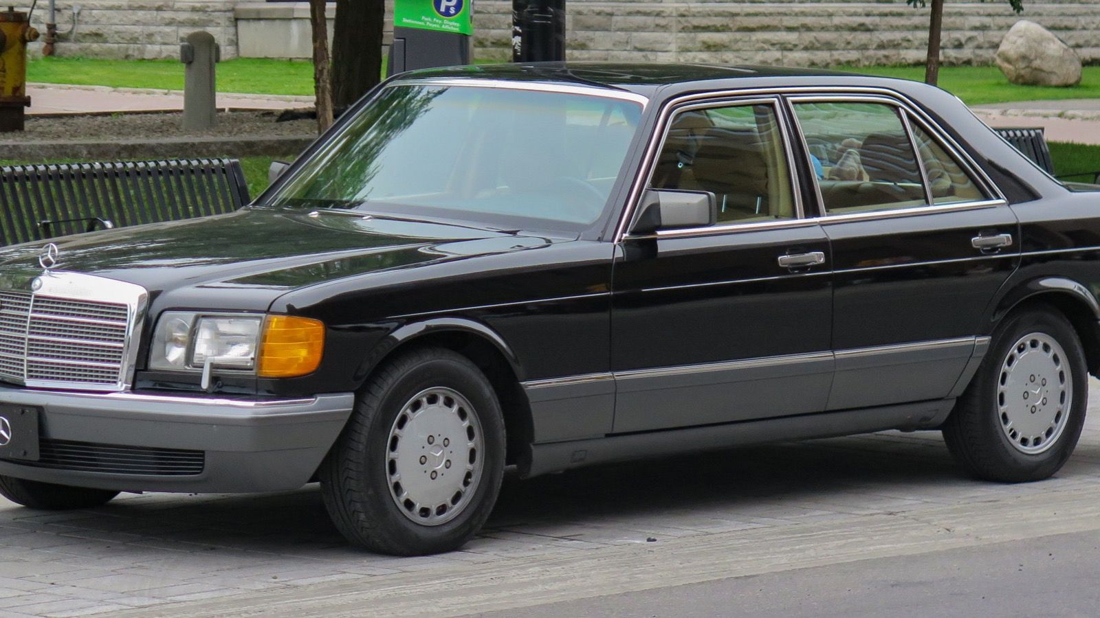 1991 Mercedes-Benz S-Class (W126) — sedan, front three-quarter view
