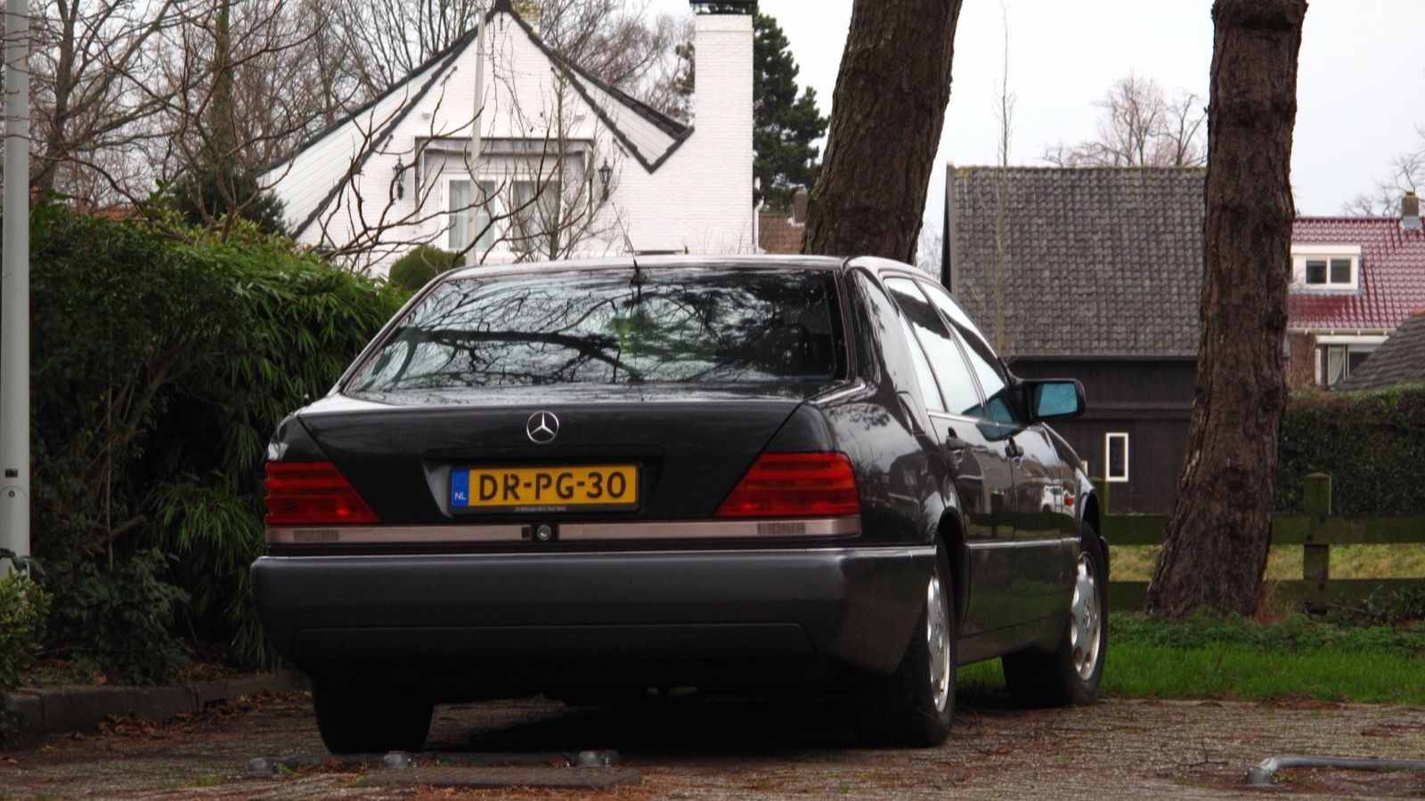 1992 Mercedes-Benz S-Class (W140) — sedan, front three-quarter view