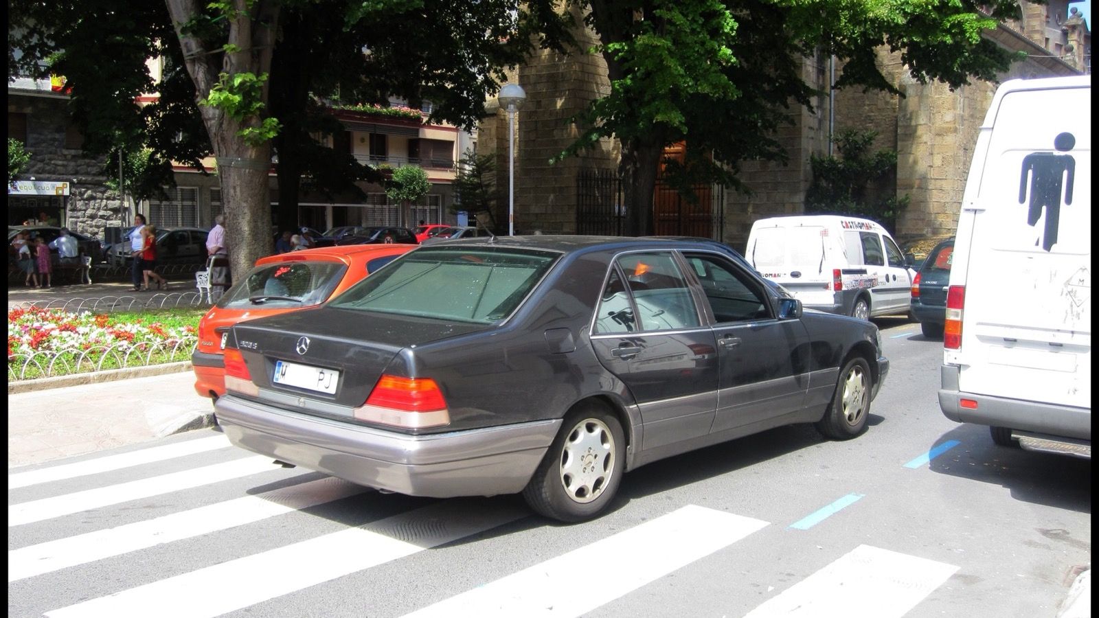 1994 Mercedes-Benz S-Class (W140) — sedan, front three-quarter view