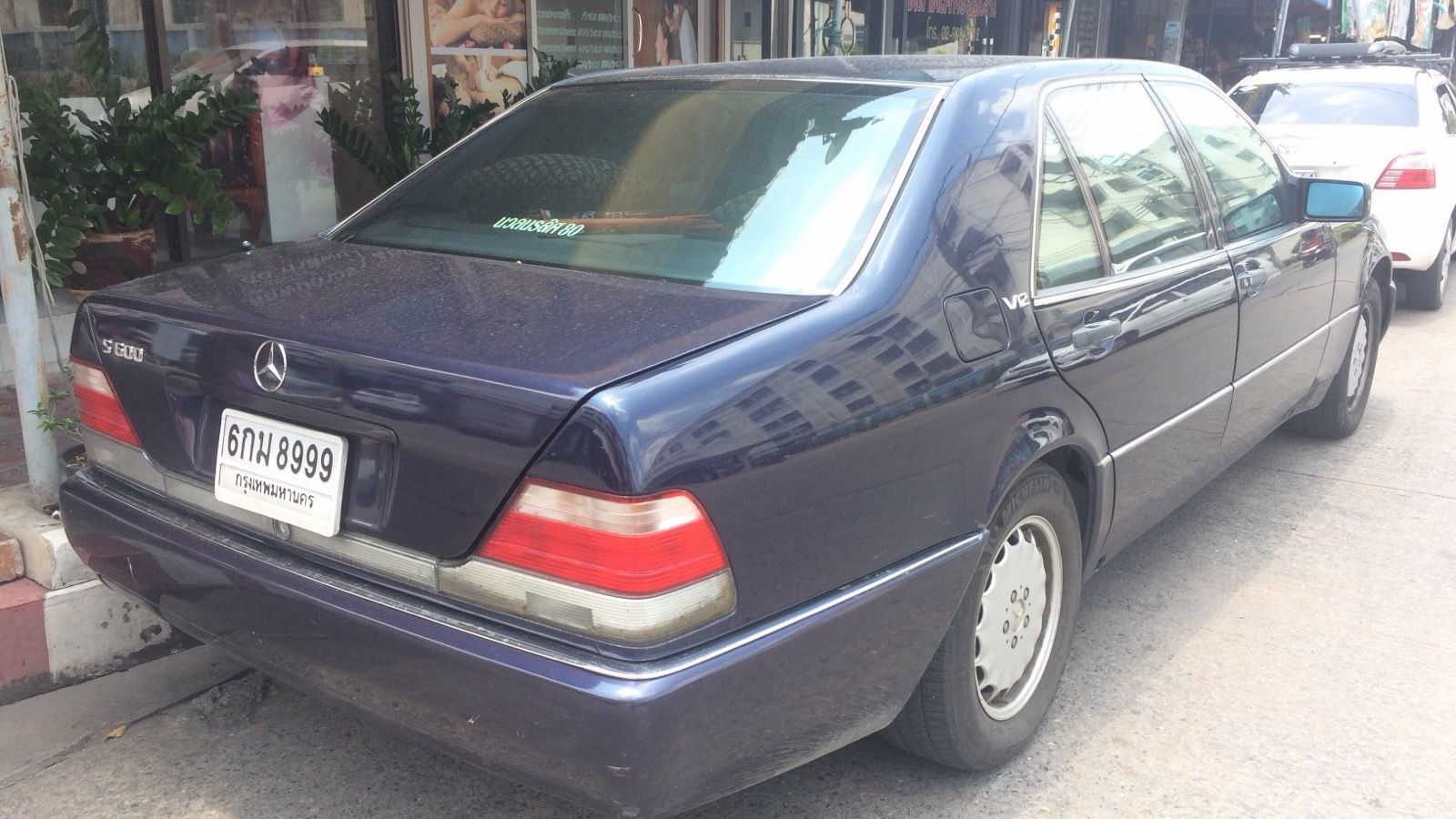 1995 Mercedes-Benz S-Class (W140) — sedan, front three-quarter view