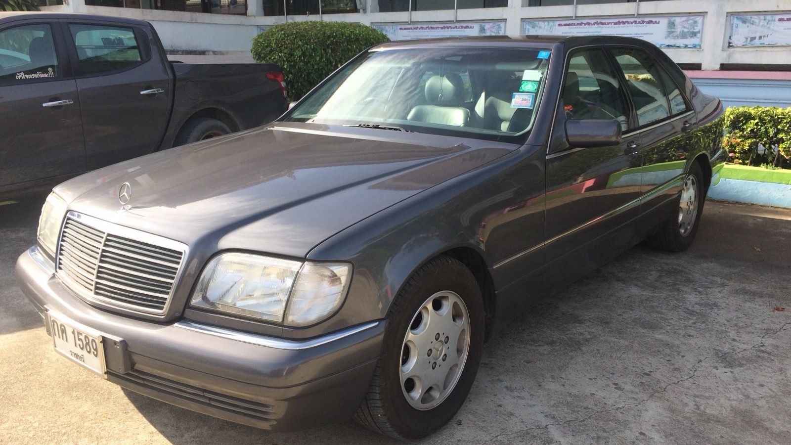 1996 Mercedes-Benz S-Class (W140) — sedan, front three-quarter view