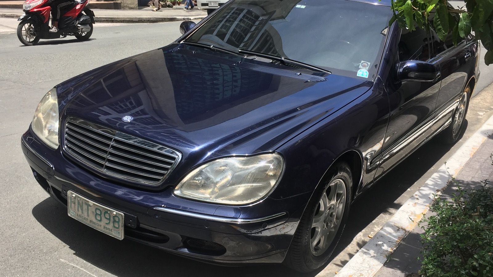 2000 Mercedes-Benz S-Class (W220) — sedan, front three-quarter view