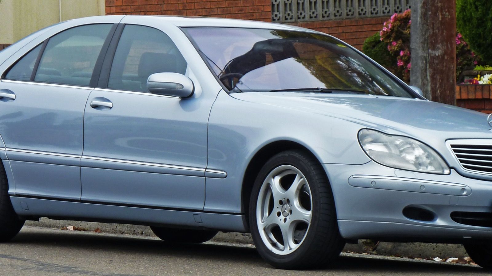 2001 Mercedes-Benz S-Class (W220) — sedan, front three-quarter view