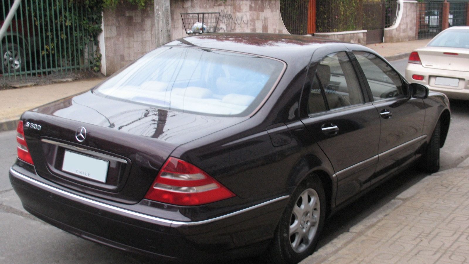 2002 Mercedes-Benz S-Class (W220) — sedan, front three-quarter view
