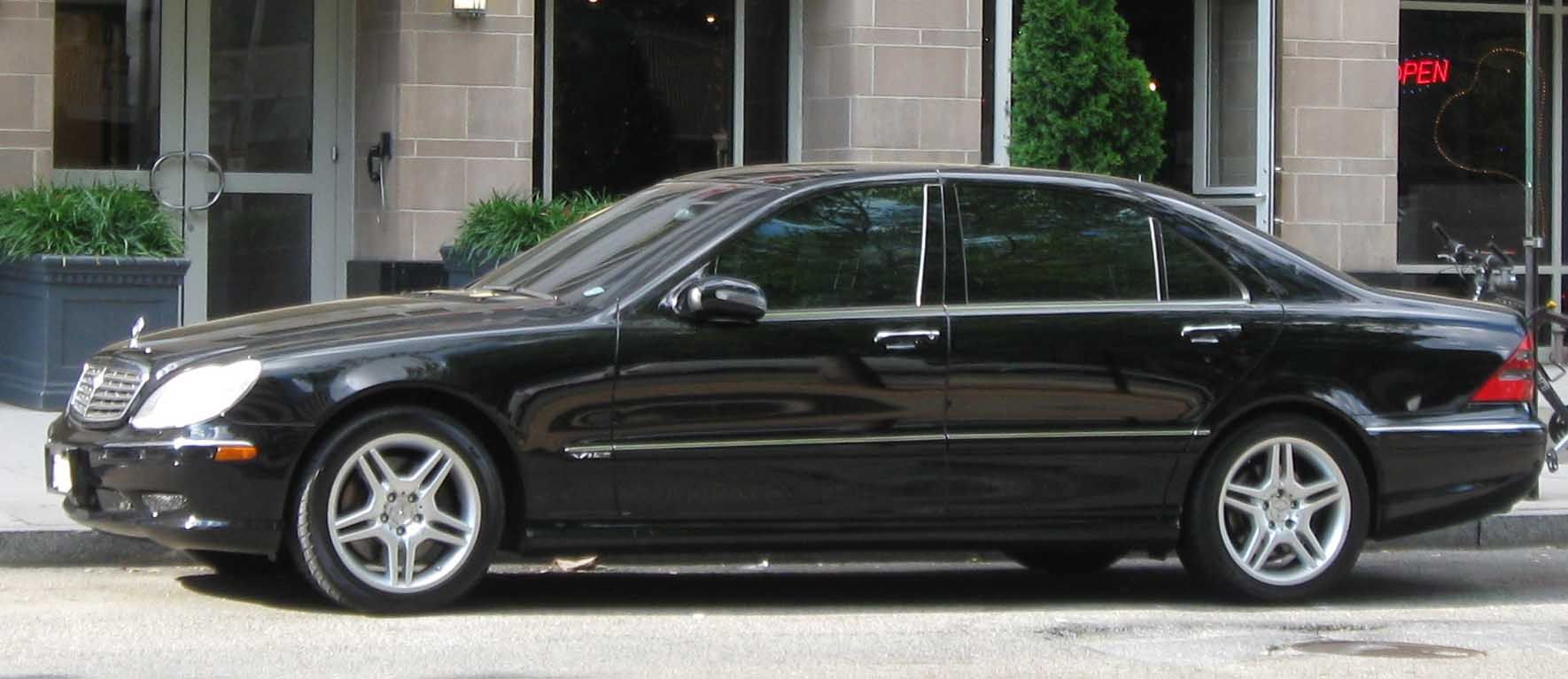 2001–2005 Mercedes-Benz S 600 (W220), photographed from the side
