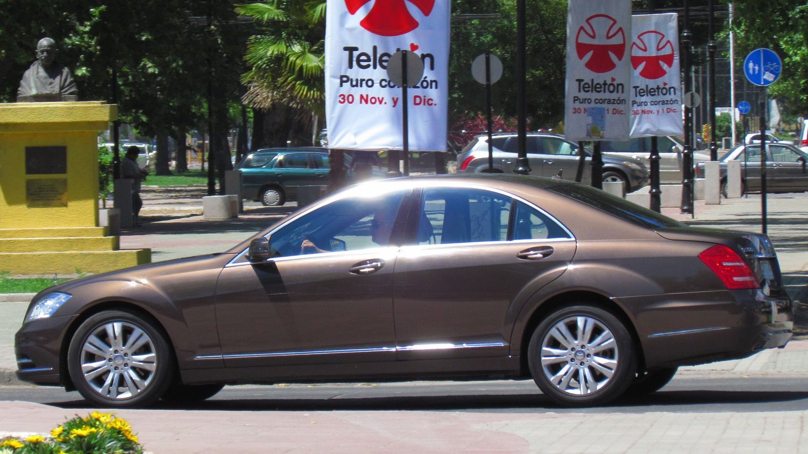 2009 Mercedes-Benz S-Class (W221) — sedan, front three-quarter view