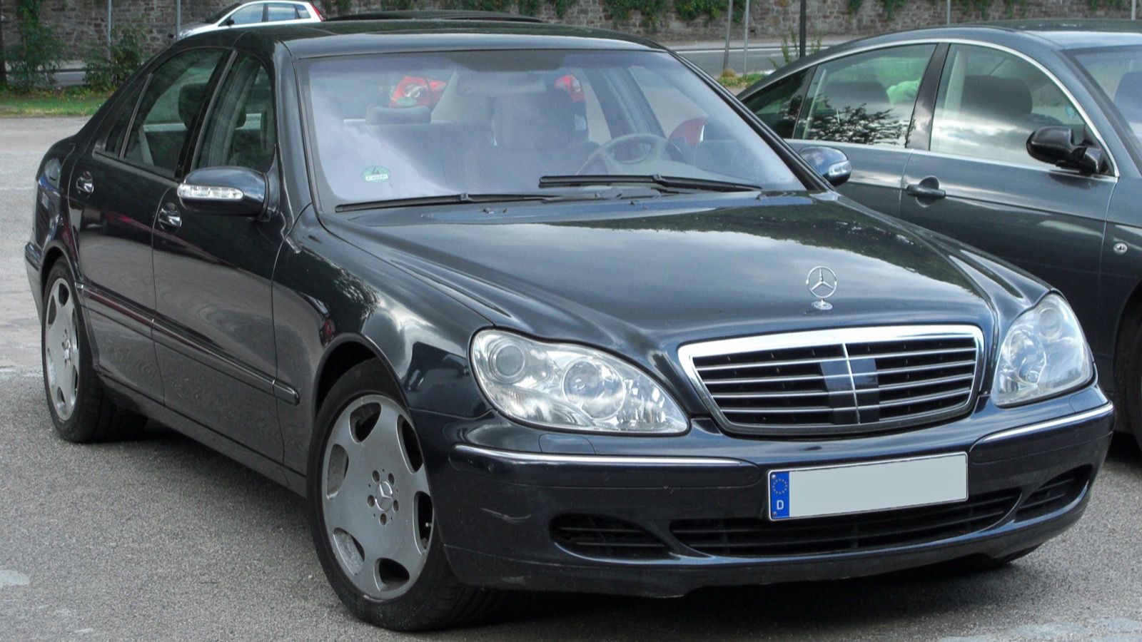 Mercedes-Benz S-Class W220, fourth generation — sedan, front three-quarter view