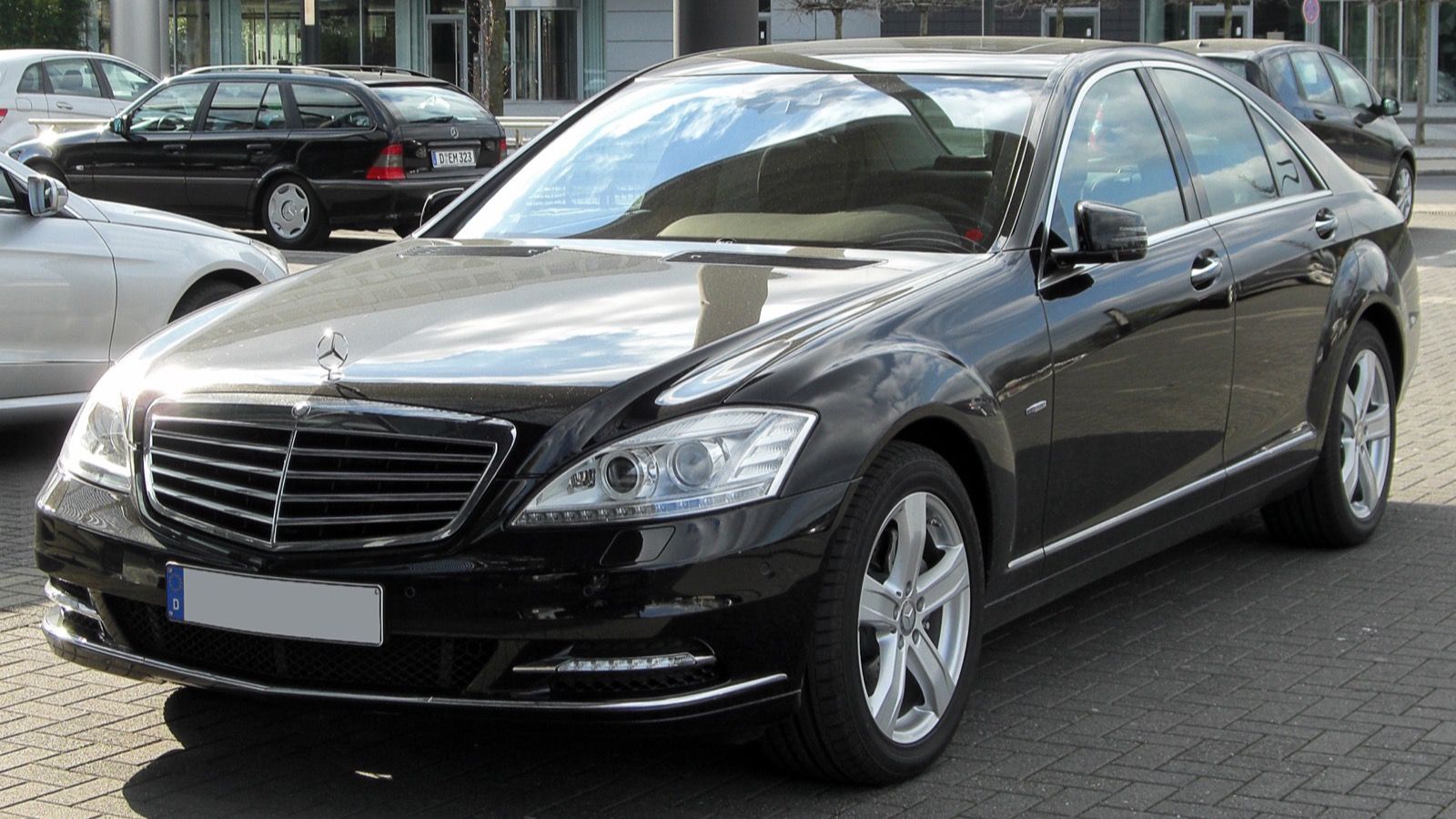 Mercedes-Benz S-Class W221, fifth generation — sedan, front three-quarter view