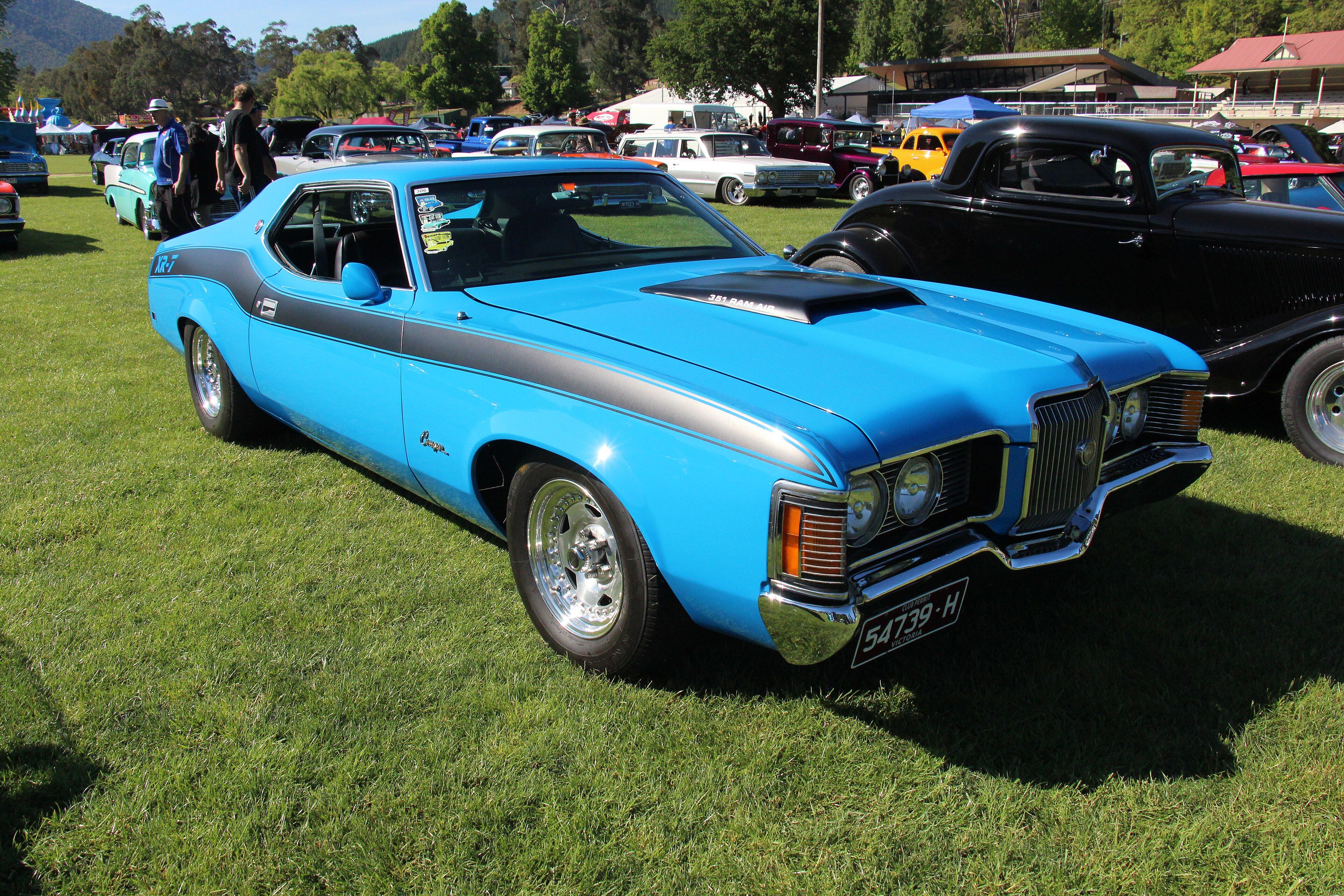 1971 Mercury Cougar XR-7 hardtop, second generation, front three-quarter view