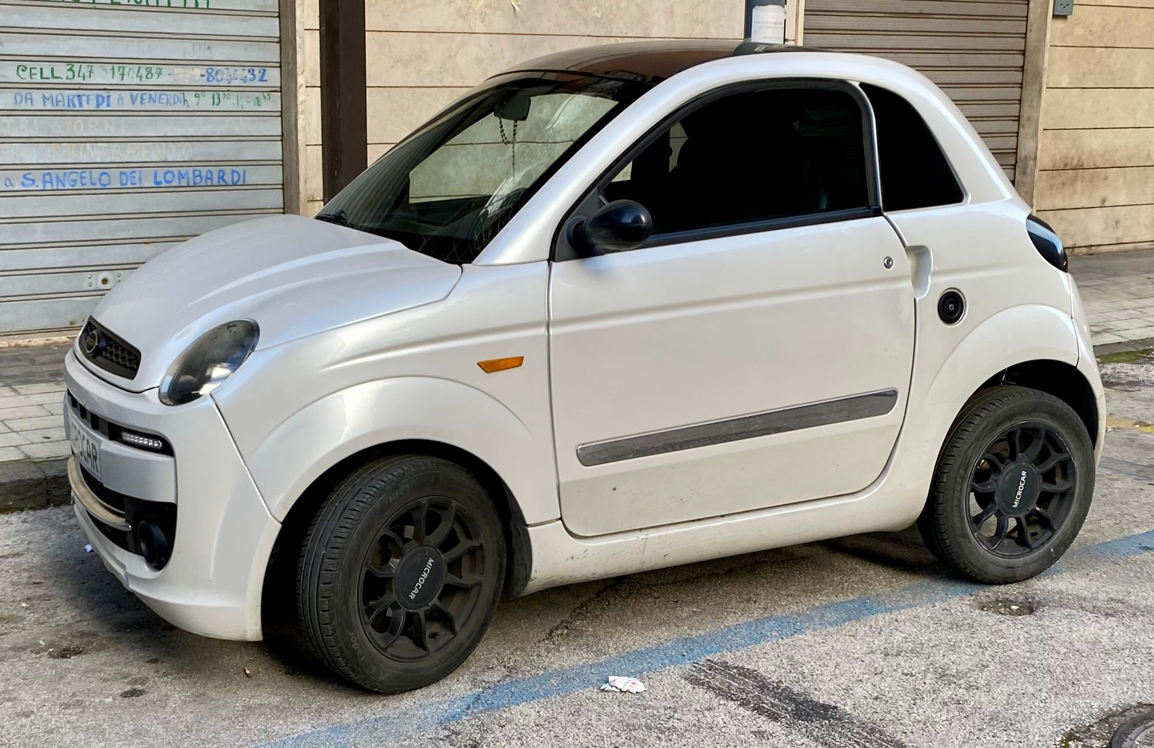 Microcar Dué three-door quadricycle hatchback, front three-quarter view