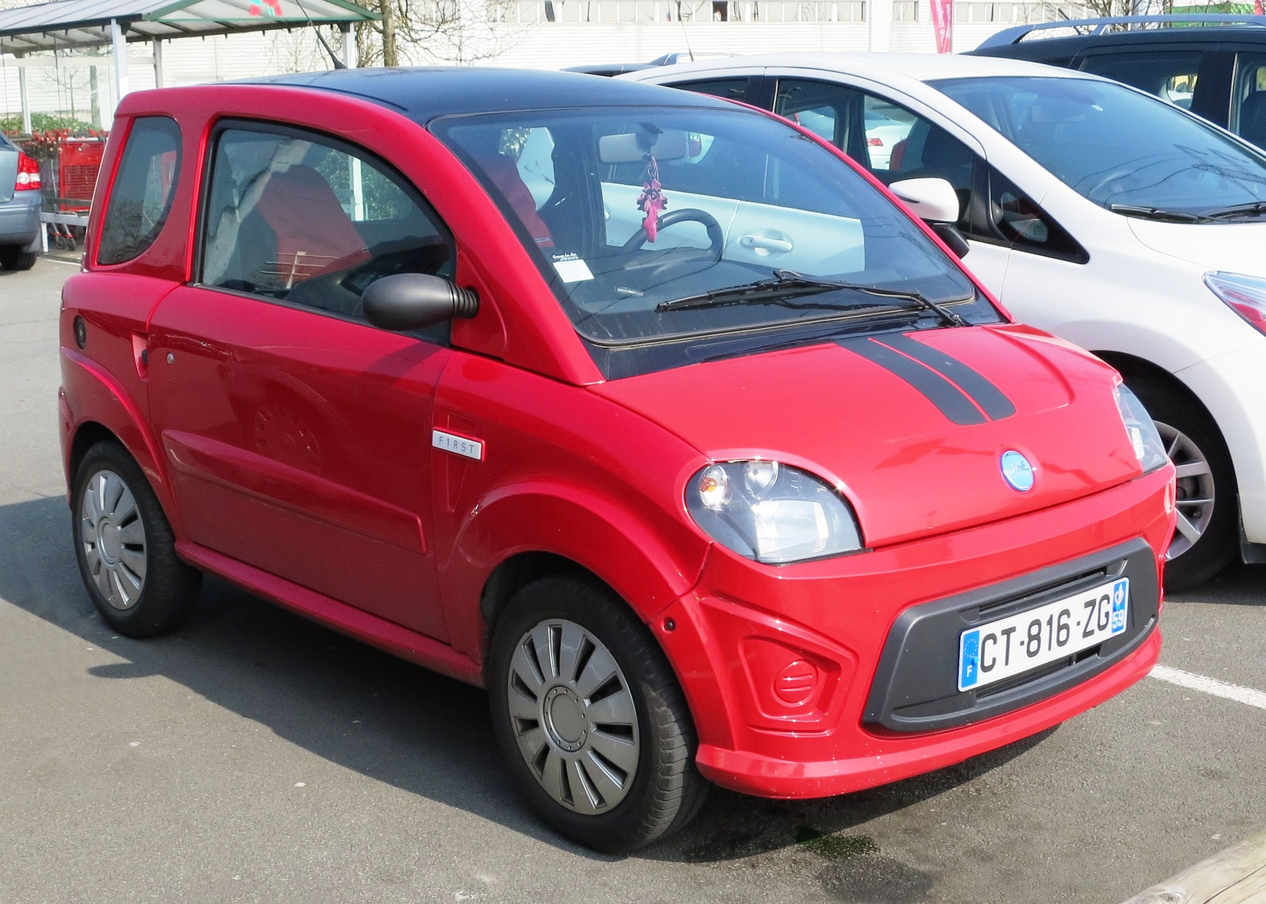 2015 Ligier-badged Microcar Dué First quadricycle hatchback, front three-quarter view