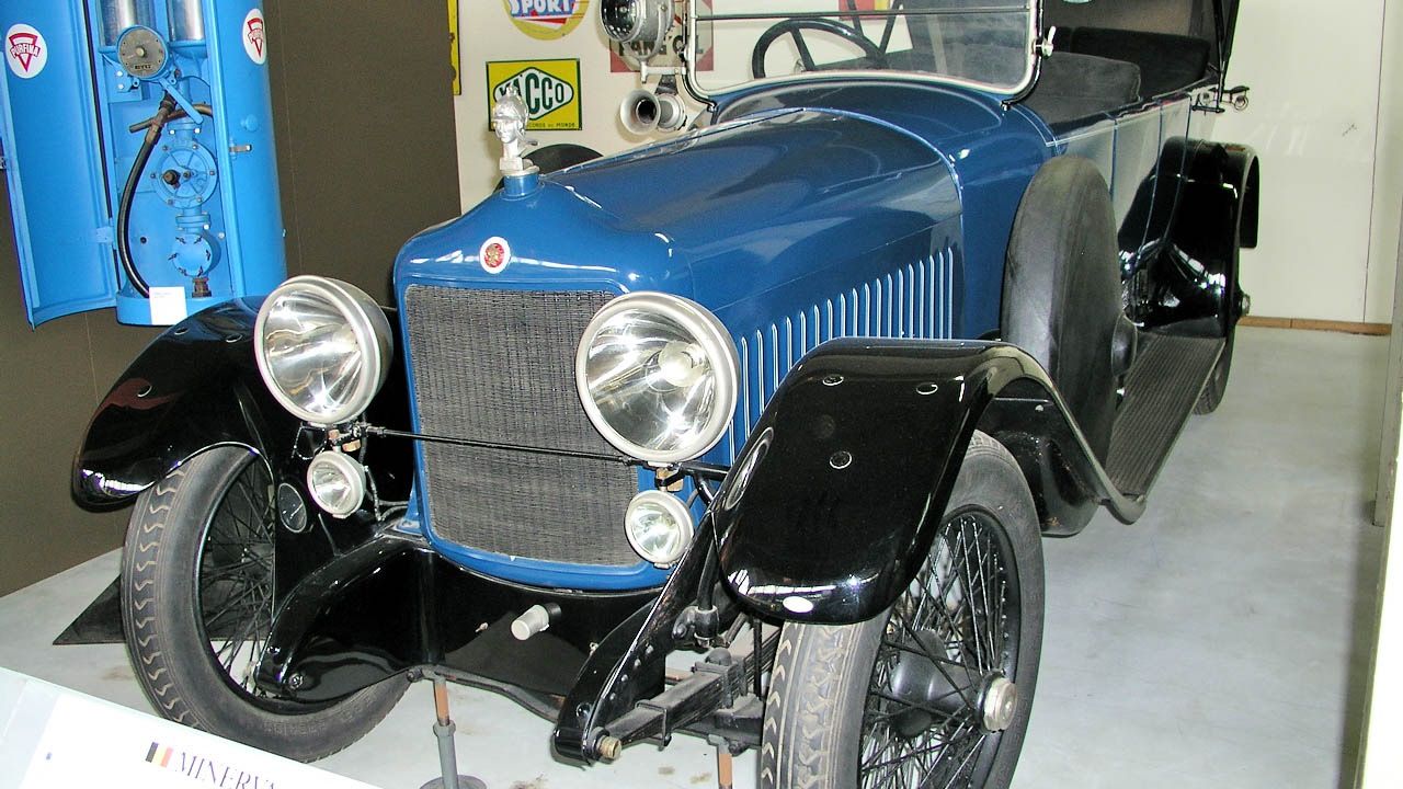 Blue 1921 Minerva Type OO 30CV tourer bodied by Vanden Plas, front three-quarter view