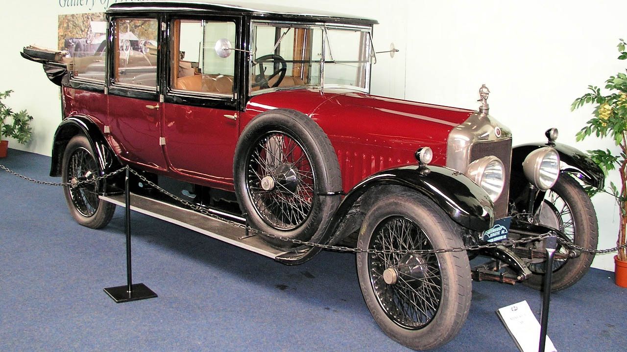 Dark red 1925 Minerva Type AB 20CV landaulette bodied by Mulliner, front three-quarter view