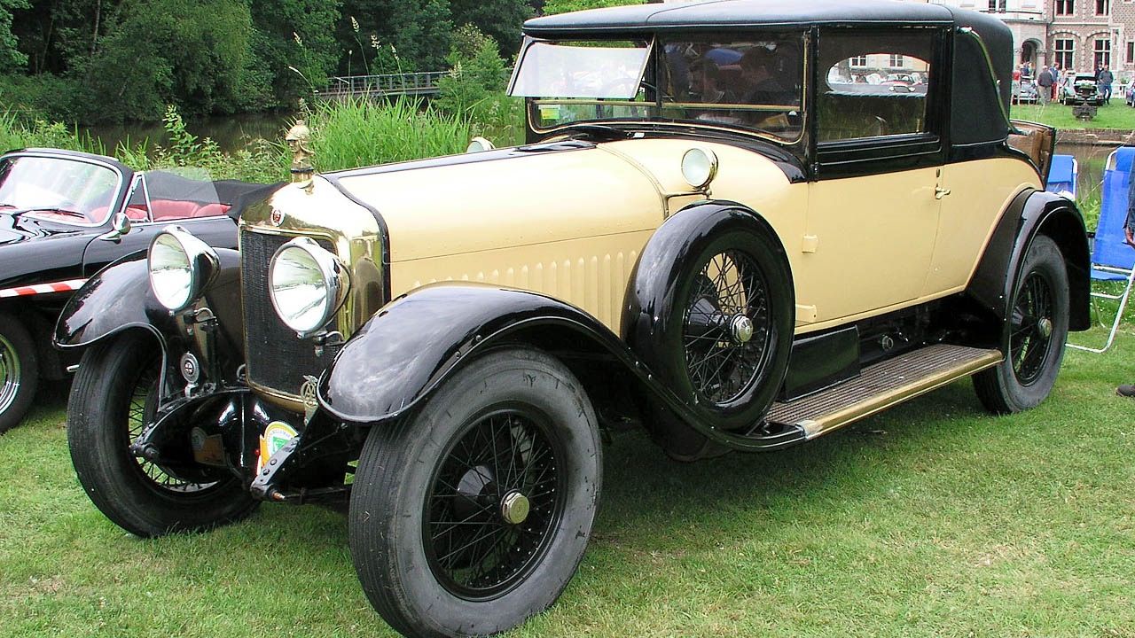 Cream and black 1926 Minerva Type AF 30CV landau coupé, front three-quarter view