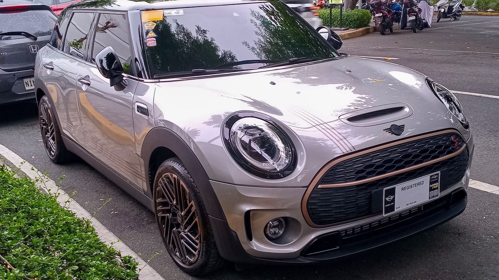2024 Mini Clubman Final Edition (F54) in Melting Silver, front right three-quarter view