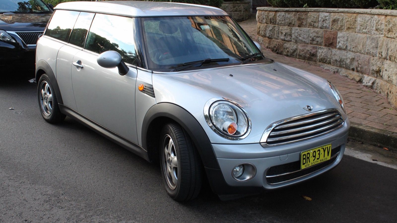 2008 Mini Clubman (R55) Cooper D wagon, front three-quarter view