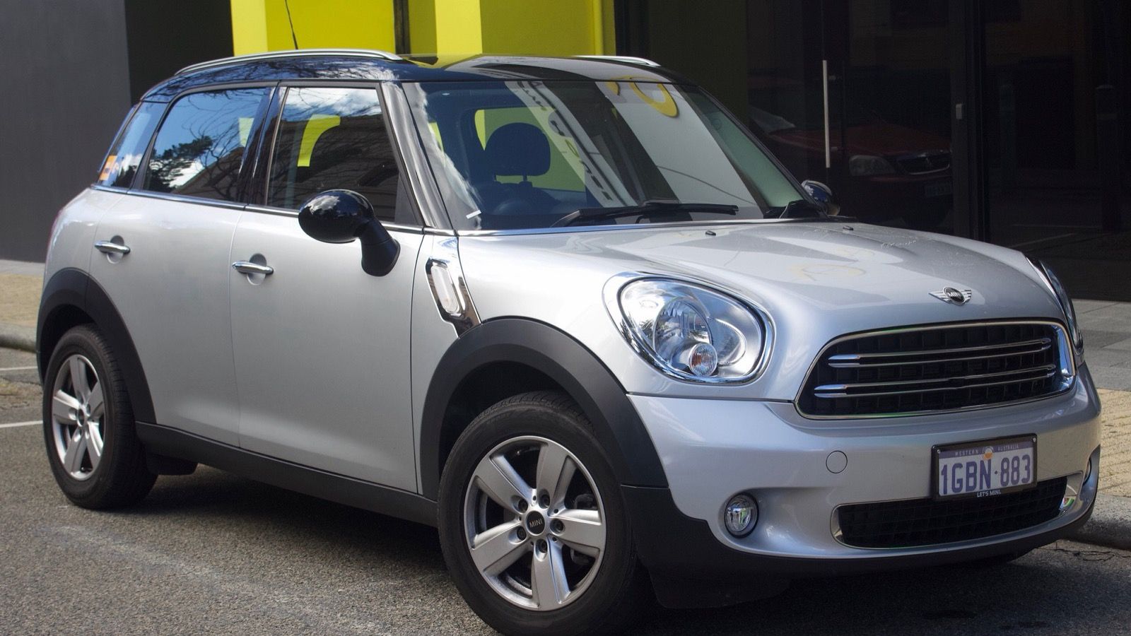 2016 Mini Countryman Cooper (R60 LCI), front three-quarter view