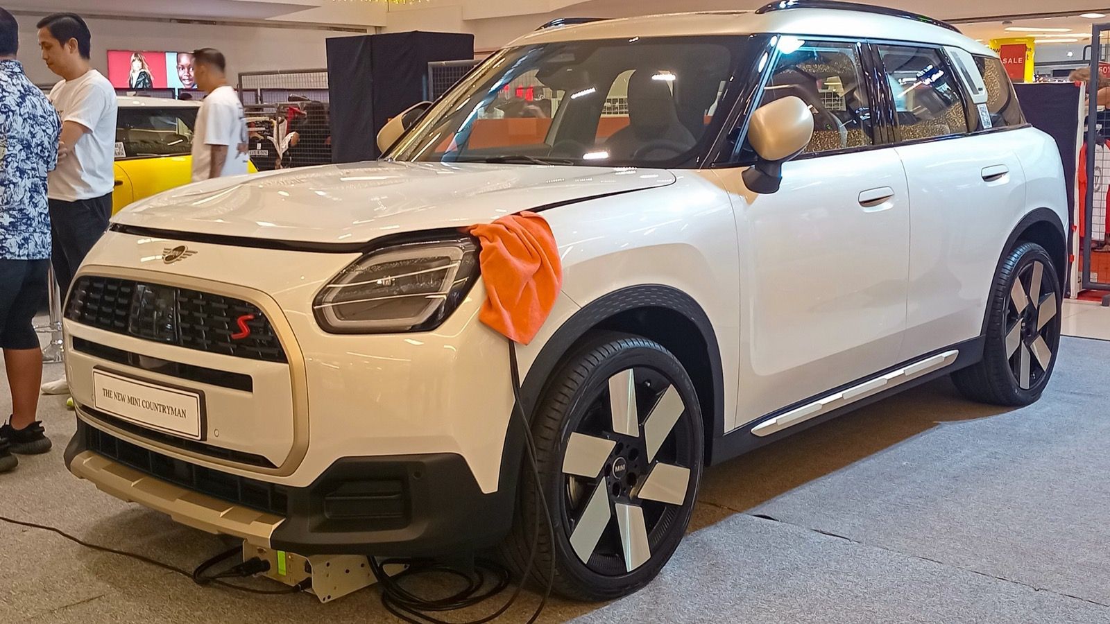 2025 Mini Countryman S ALL4 (U25) in Nanuq White, front left three-quarter view