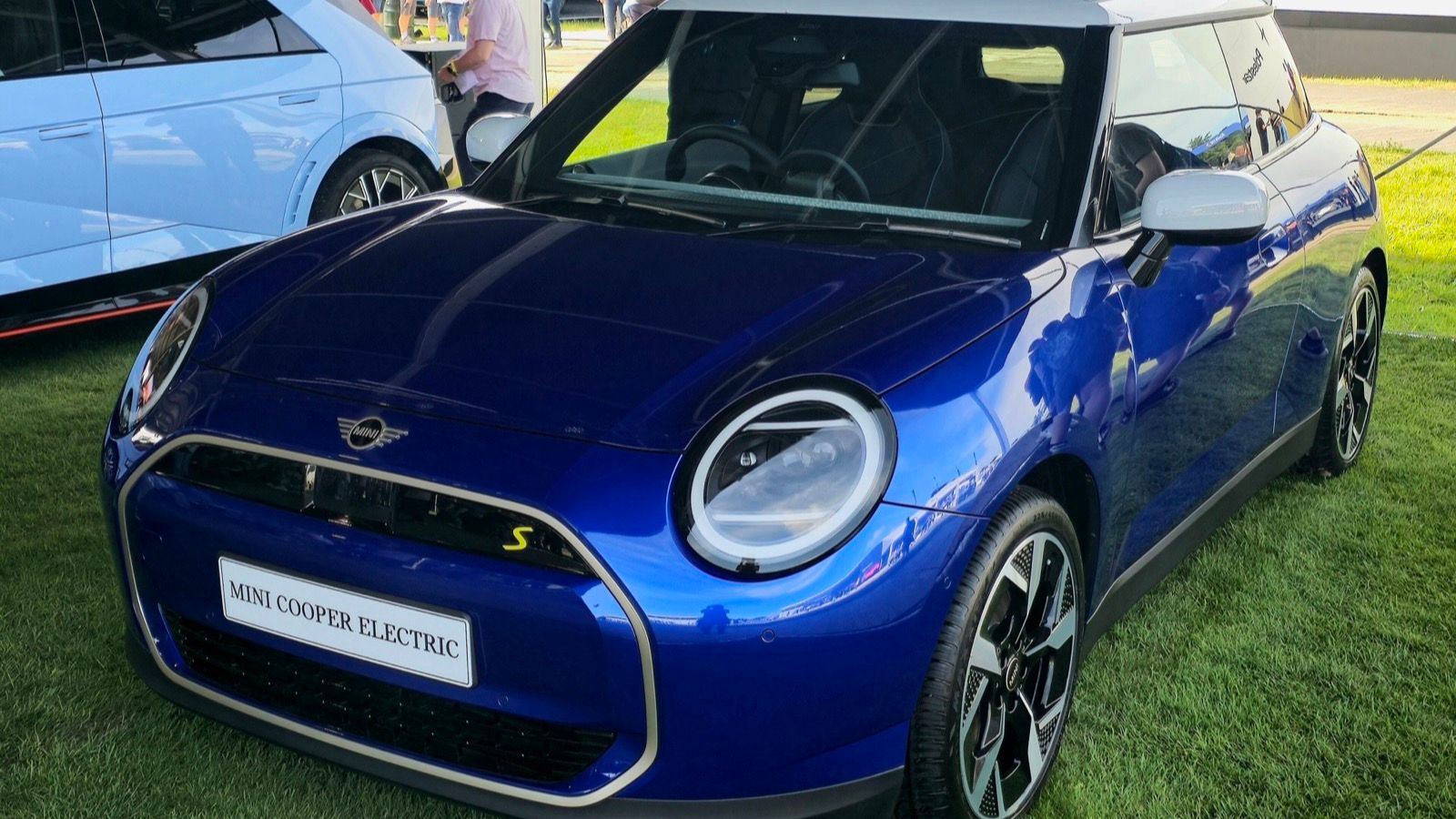 Blue Mini Cooper Electric (J01) with white roof, front three-quarter view
