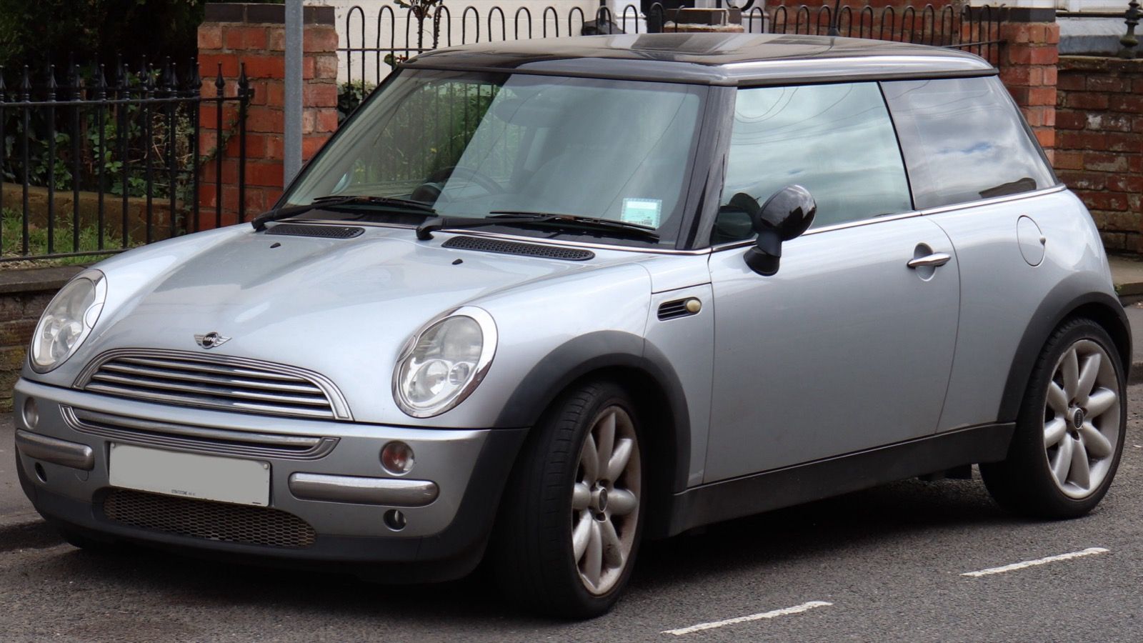 2003 Mini Cooper (R50) automatic, front three-quarter view