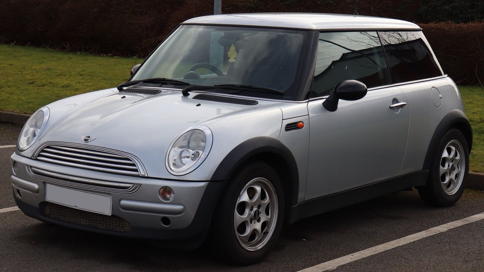 2004 Mini Cooper (R50), front three-quarter view