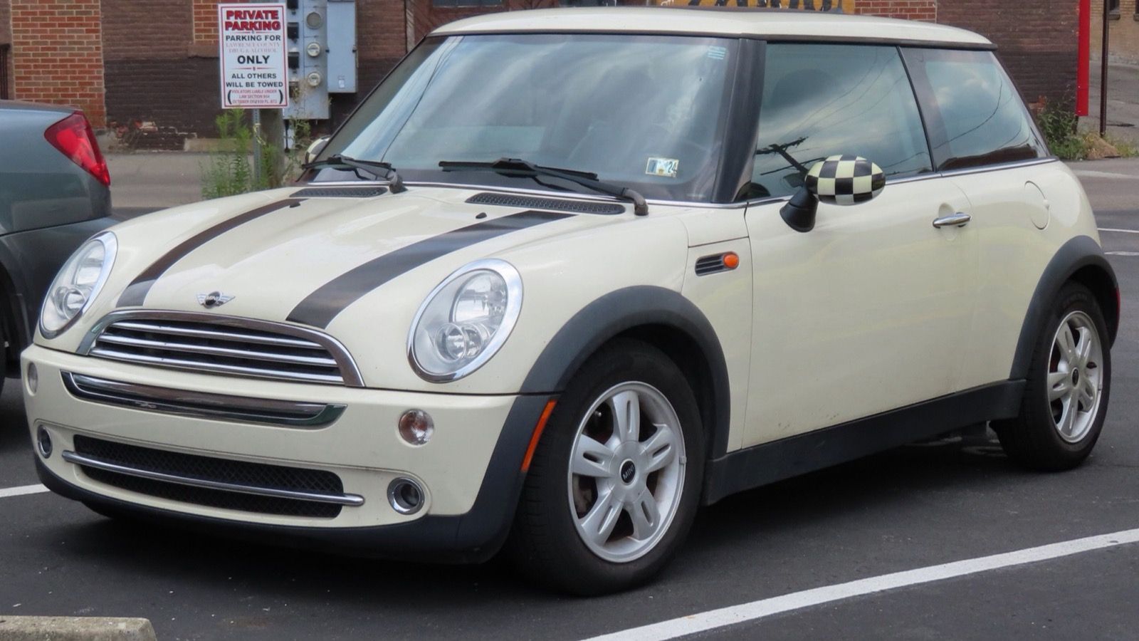 2006 Mini Cooper (R50), front left three-quarter view