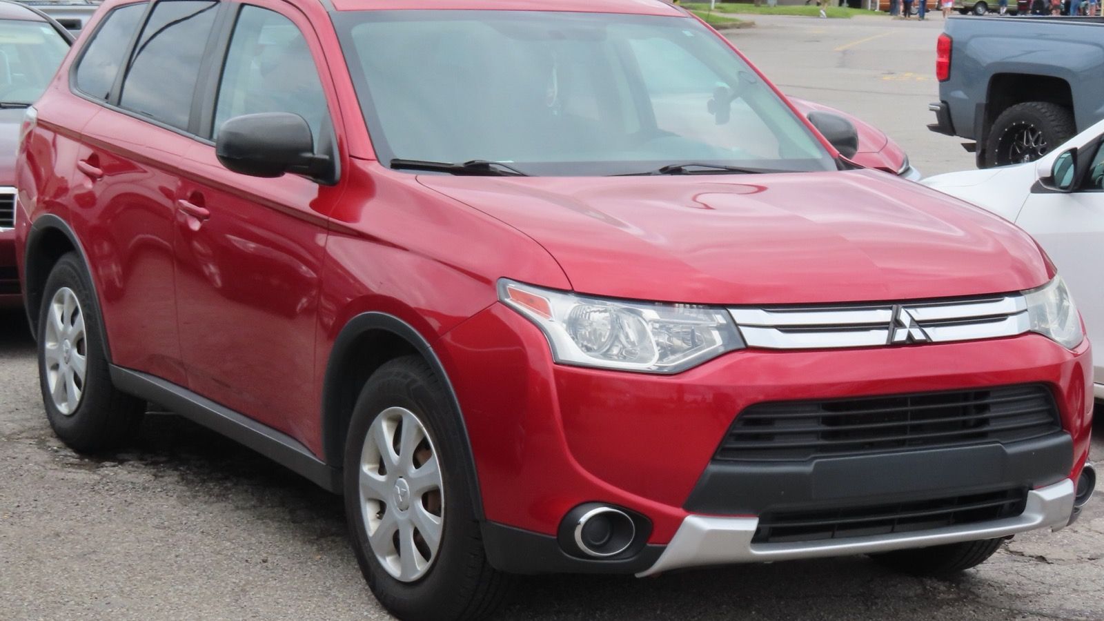 Red 2015 Mitsubishi Outlander ES crossover, front three-quarter view