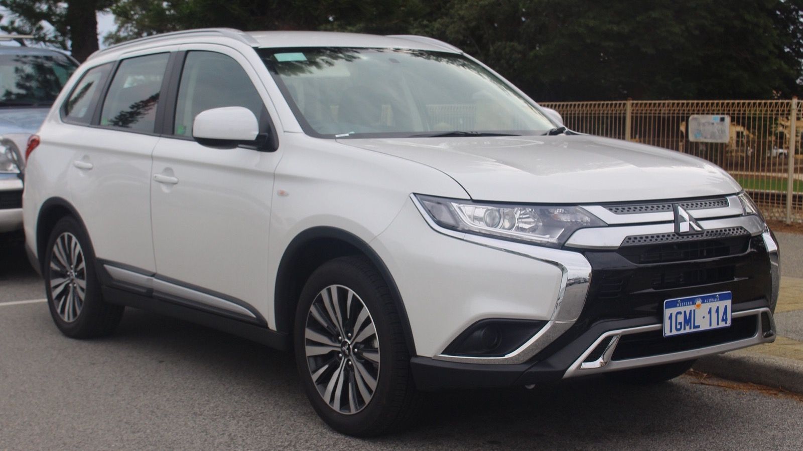 White 2018 Mitsubishi Outlander ES 4WD wagon, front three-quarter view