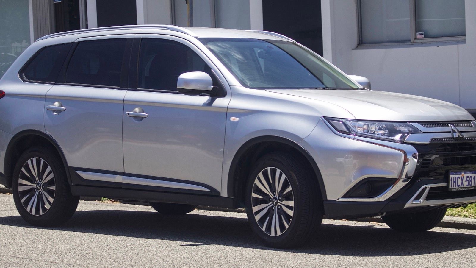 Silver 2020 Mitsubishi Outlander ES crossover, front three-quarter view