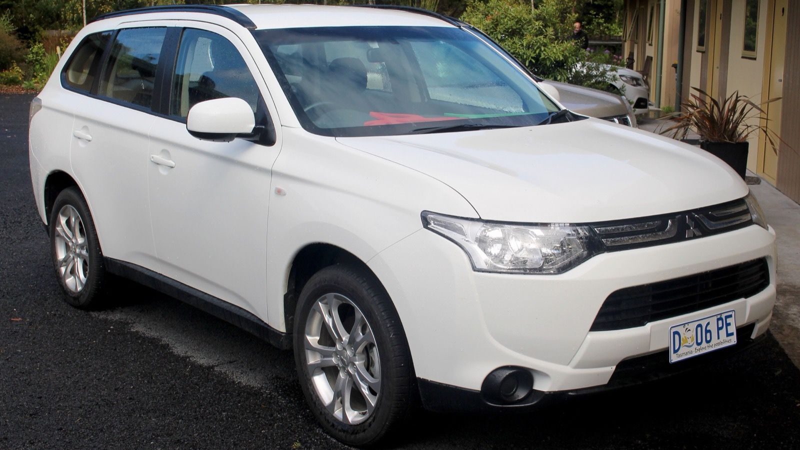 White third-generation Mitsubishi Outlander ES wagon, front three-quarter view