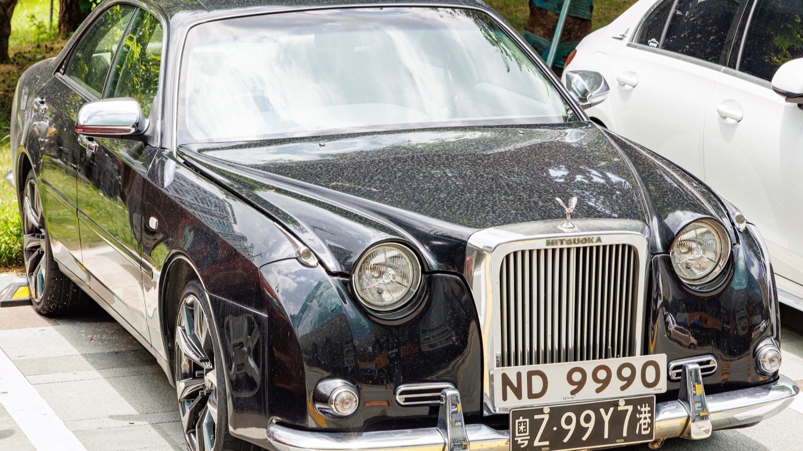 Second-generation Mitsuoka Galue in black, front three-quarter view