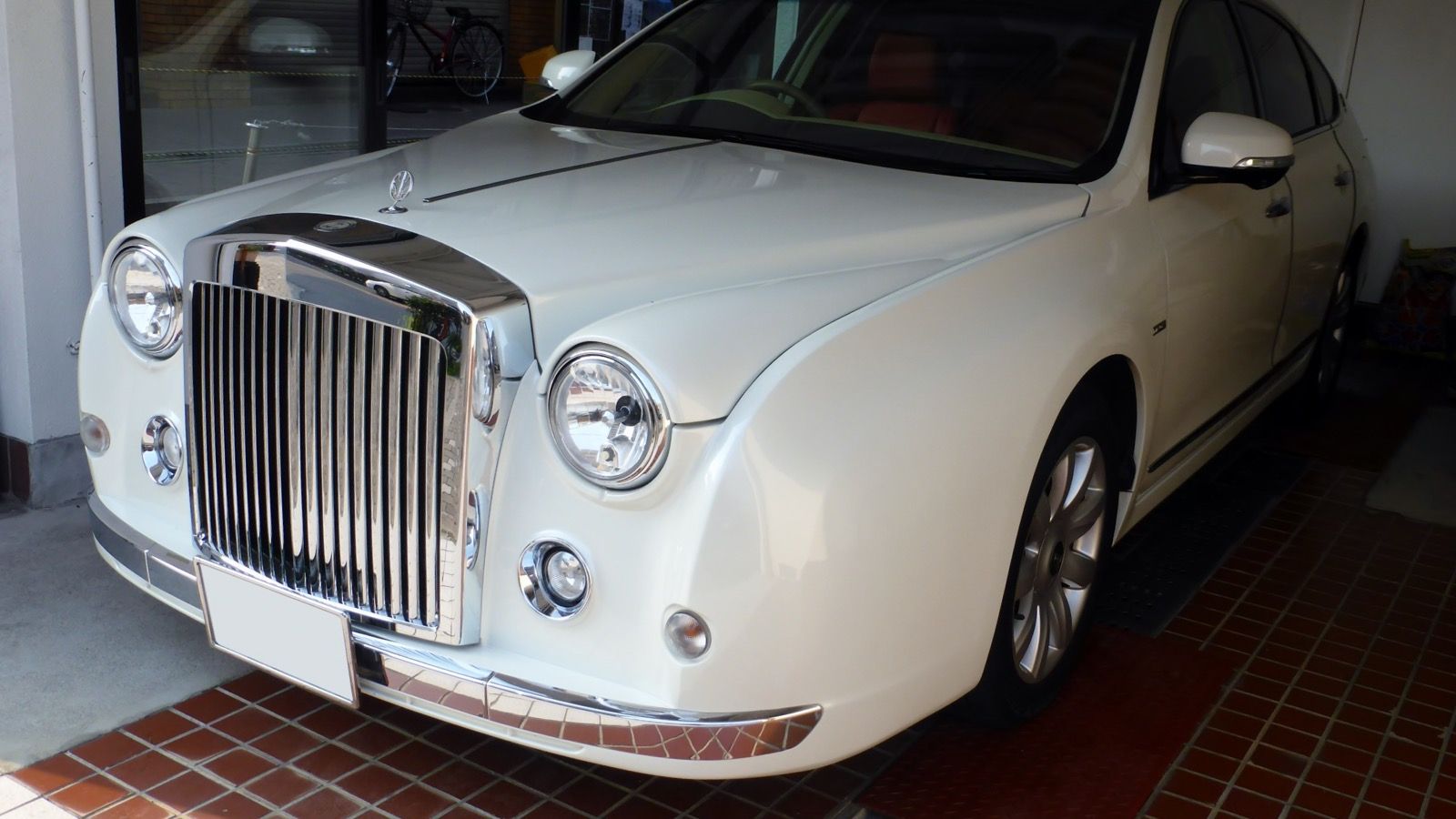 Fourth-generation Mitsuoka Galue in white, front three-quarter view