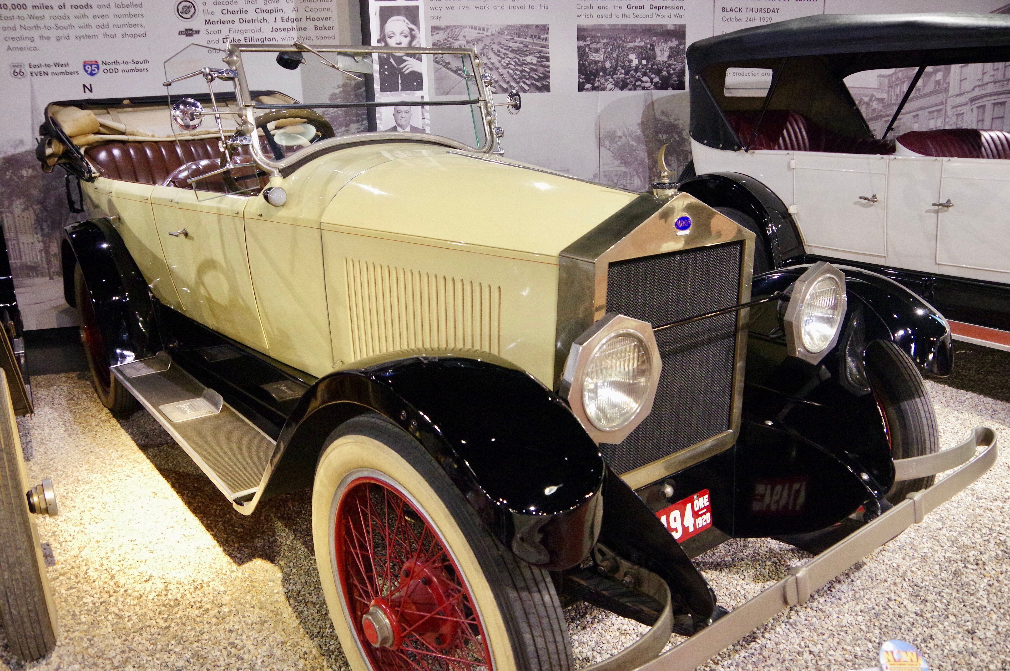 1920 Moon Model 6-42 touring car, side view