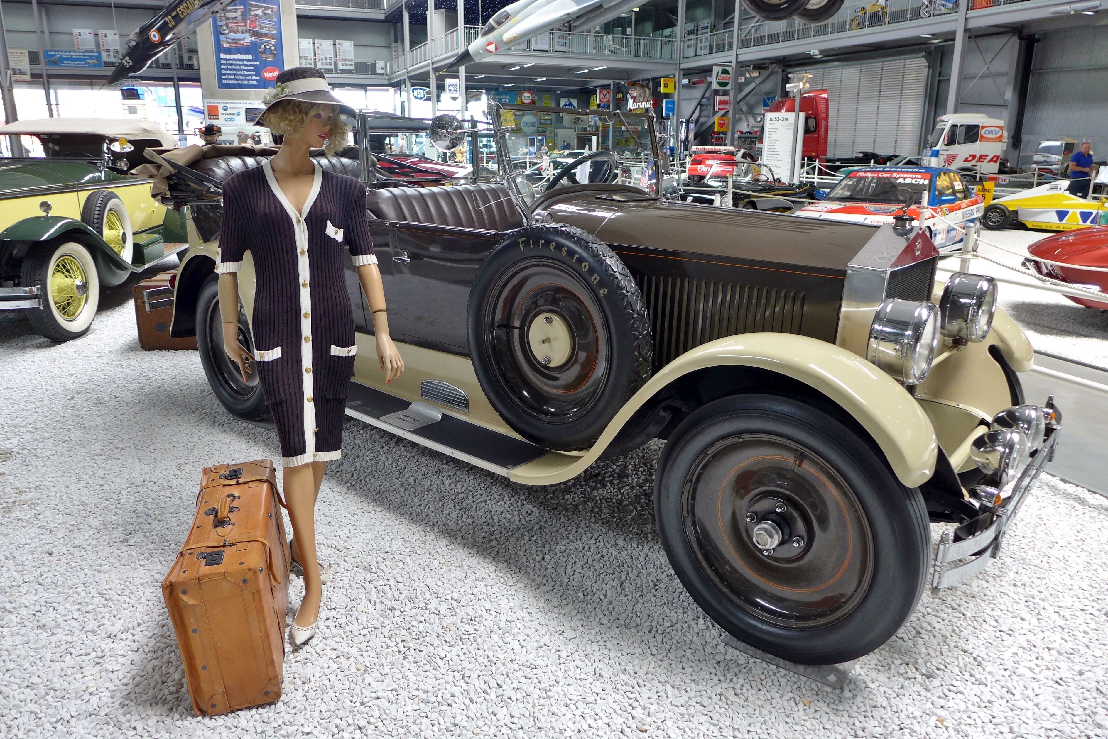 1920 Moon 6-28 touring car, front three-quarter view