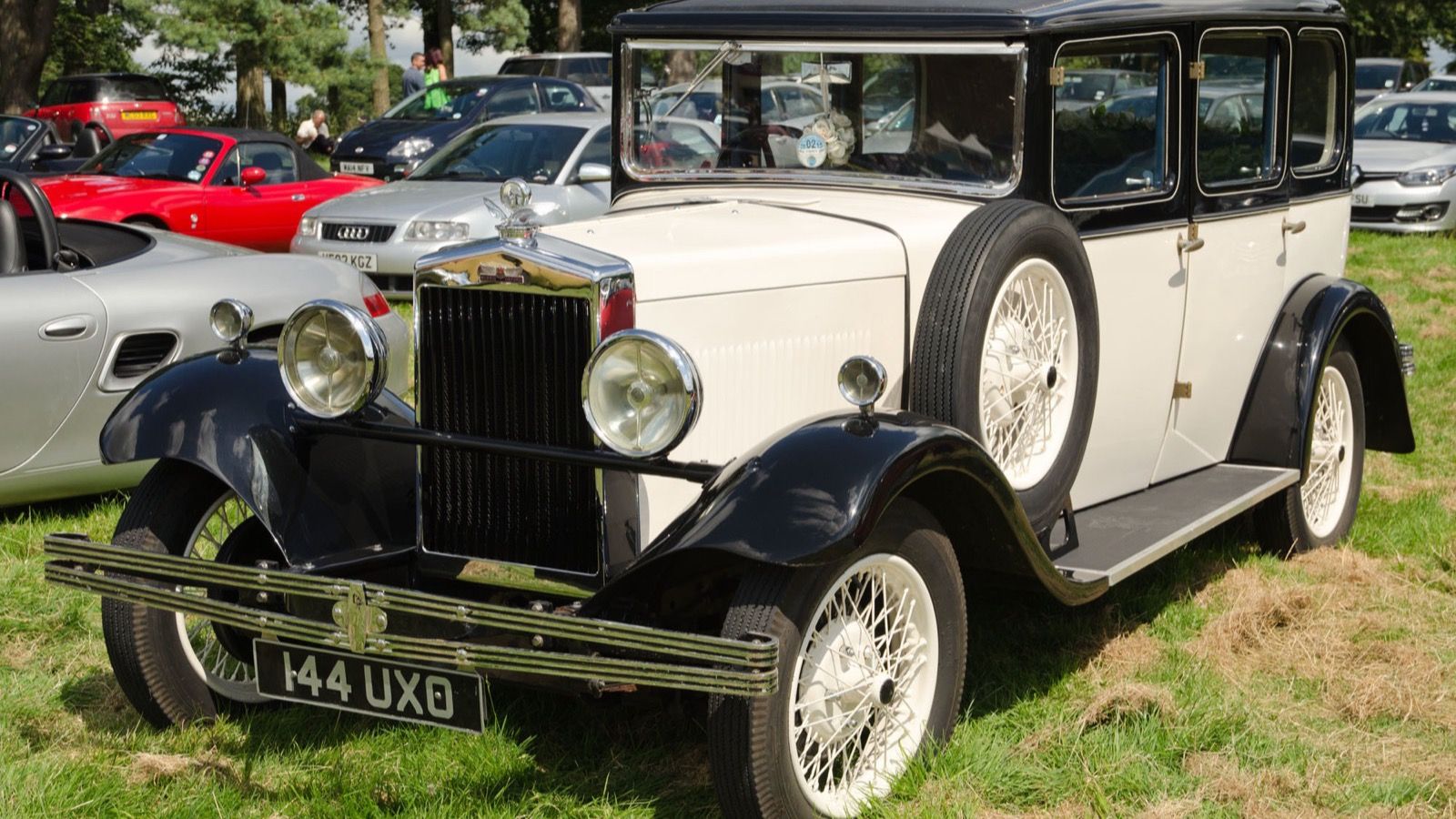 Cream and black Morris Oxford Six saloon, front three-quarter view