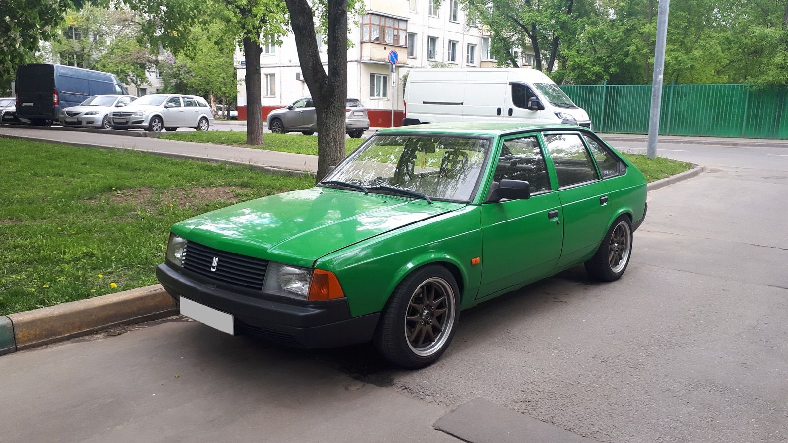 Green Moskvitch 2141 Aleko five-door hatchback, front three-quarter view