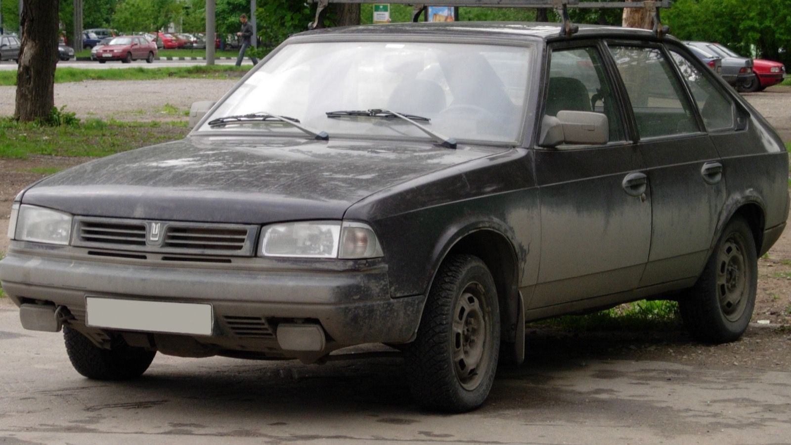 Dark grey Moskvitch 2141 Svyatogor hatchback with roof rack, front three-quarter view