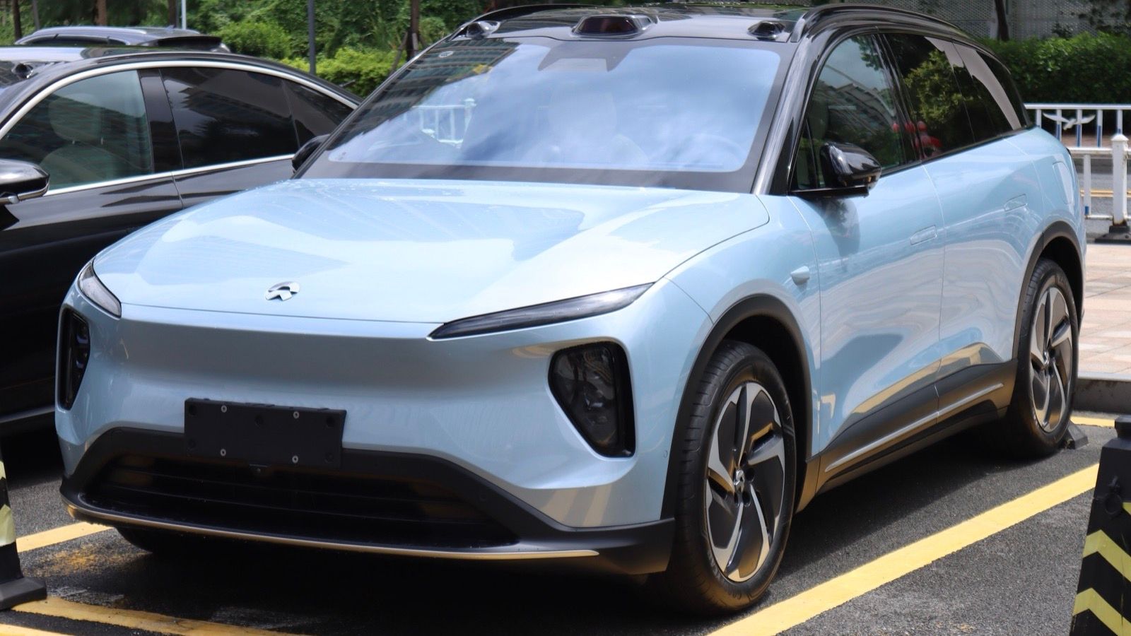 Light blue 2023 second-generation NIO ES6, front three-quarter view