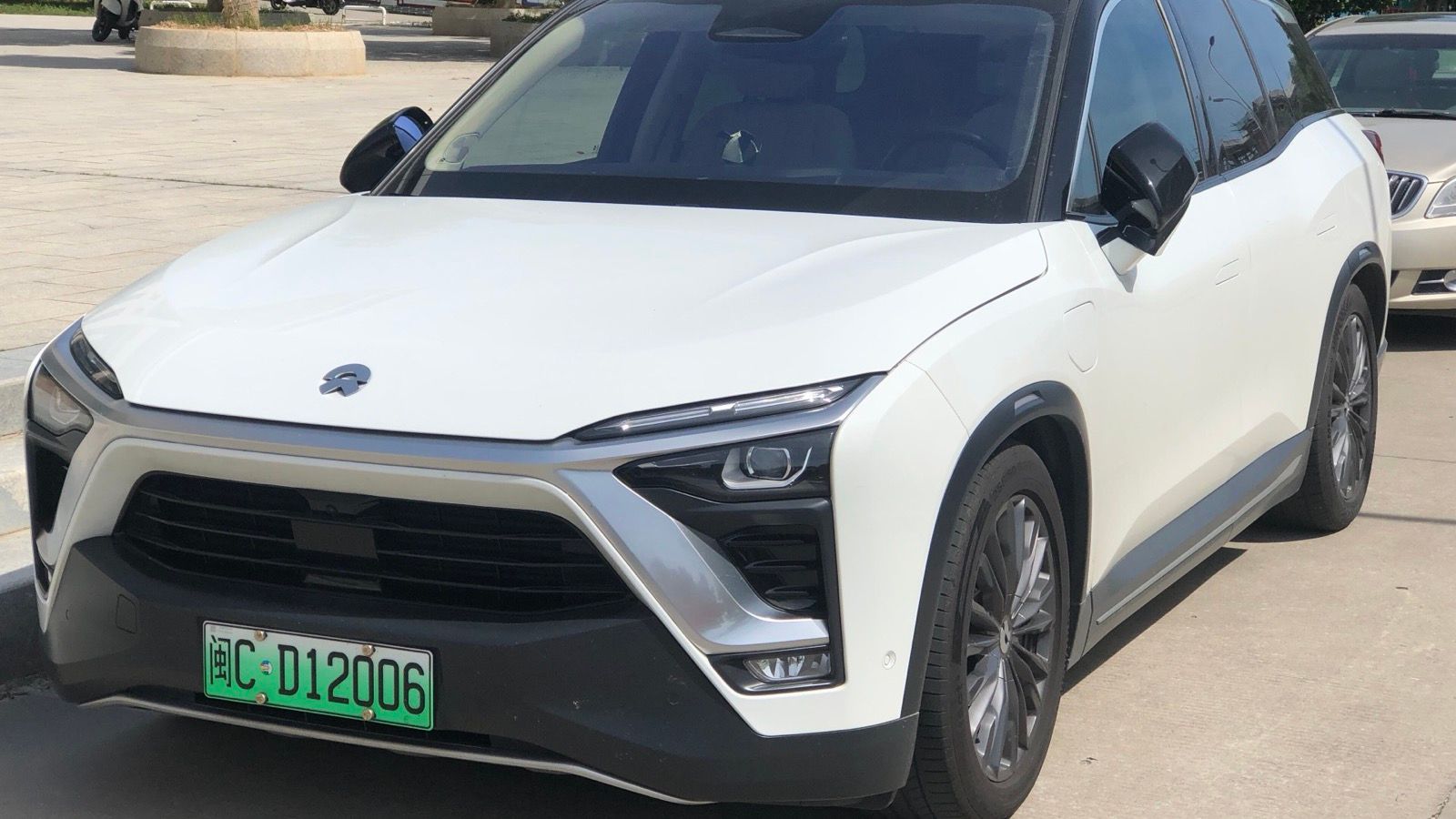 White 2022 NIO ES8 photographed in Shishi, China, front three-quarter view