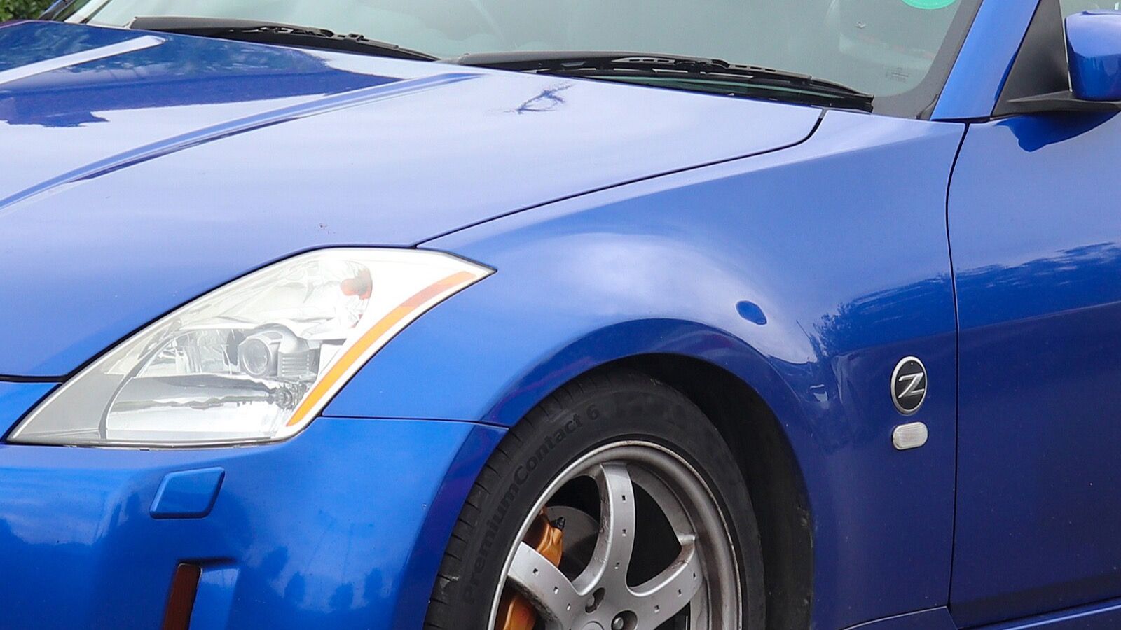 2004 Nissan 350Z (Z33) — front three-quarter view
